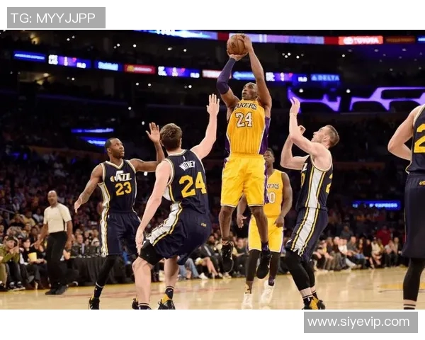 2014年科比对决勇士精彩瞬间回顾与变向突破技巧分析 2014年科比对决勇士精彩瞬间回顾与变向突破技巧分析